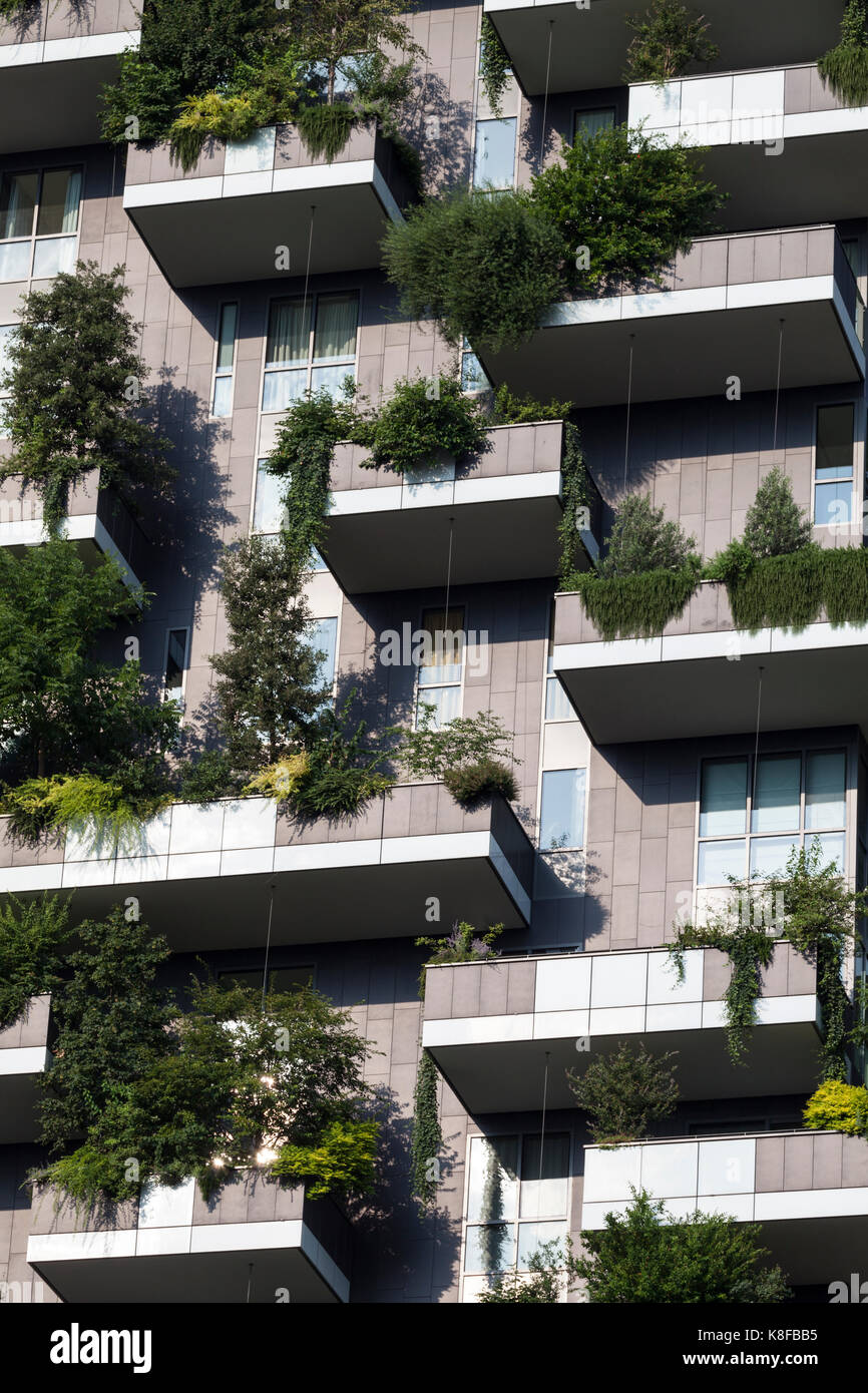 La facciata esterna particolare del bosco verticale torre residenziale a Milano, lombardia, italia. Foto Stock