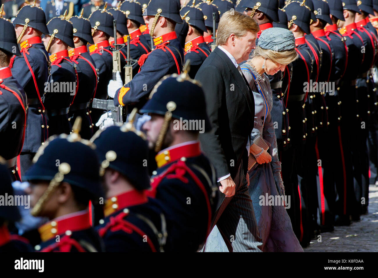 L'Aia, Paesi Bassi. Xix Sep, 2017. re olandese Willem-alexander (c) e regina maxima a piedi nella sala dei cavalieri (ridderzaal) dove il re viene aperto l'anno parlamentare leggendo il 'speech dal trono' all'Aia, Paesi Bassi, sept. 19, 2017. la tradizionale apertura dell'anno parlamentare nei Paesi Bassi è stato in qualche modo attività come di consueto il martedì a l'aia, ma anche differenti perché re olandese Willem-alexander ha emesso un messaggio da un governo uscente. Credito: Rick nederstigt/xinhua/alamy live news Foto Stock