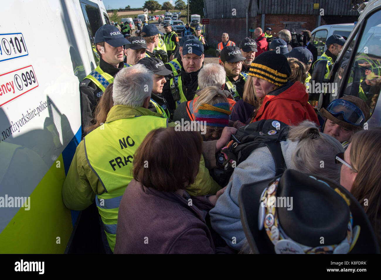 Kirby Misperton, UK. Xix Sep, 2017. I manifestanti storm il blocco della polizia in Terza energia sito fracking KM8 a Kirby Misperton North Yorkshire Credito: Richard Burdon/Alamy Live News Foto Stock