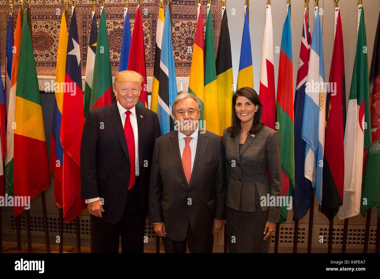Il presidente statunitense Donald Trump, sinistra, si distingue per una foto con la United Nation segretario generale ant-nio guterres e ambasciatore degli Stati Uniti alle Nazioni Unite nikki haley, destra durante la 72a sessione dell'assemblea generale delle Nazioni Unite il 18 settembre 2017 a New York City. Foto Stock