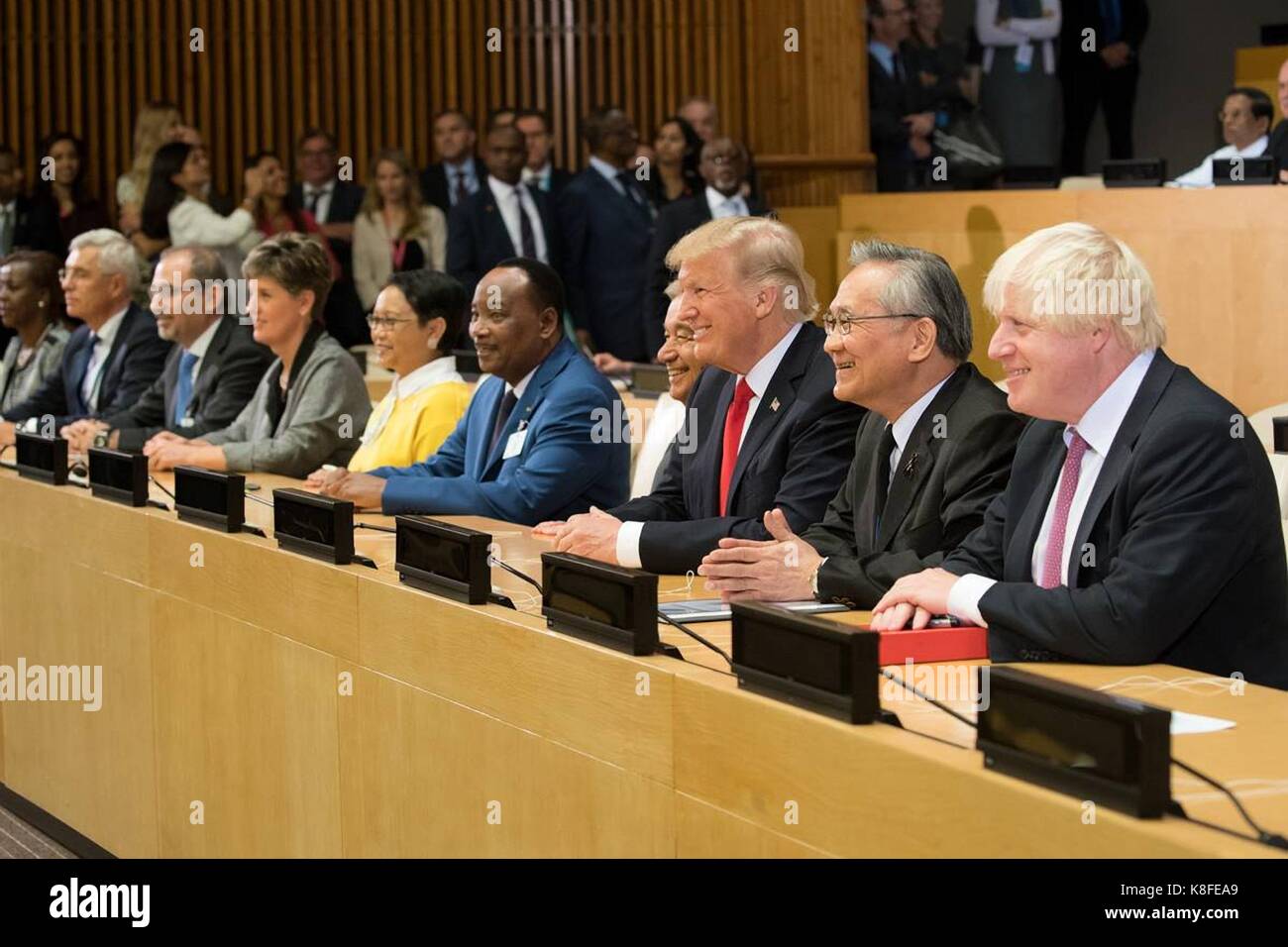 Il presidente statunitense Donald Trump, centro, si siede con i leader del mondo per una foto di gruppo a 'reformando delle Nazioni Unite: gestione, sicurezza e sviluppo " riunione durante la 72a sessione dell'assemblea generale delle Nazioni Unite il 18 settembre 2017 a New York City. Foto Stock