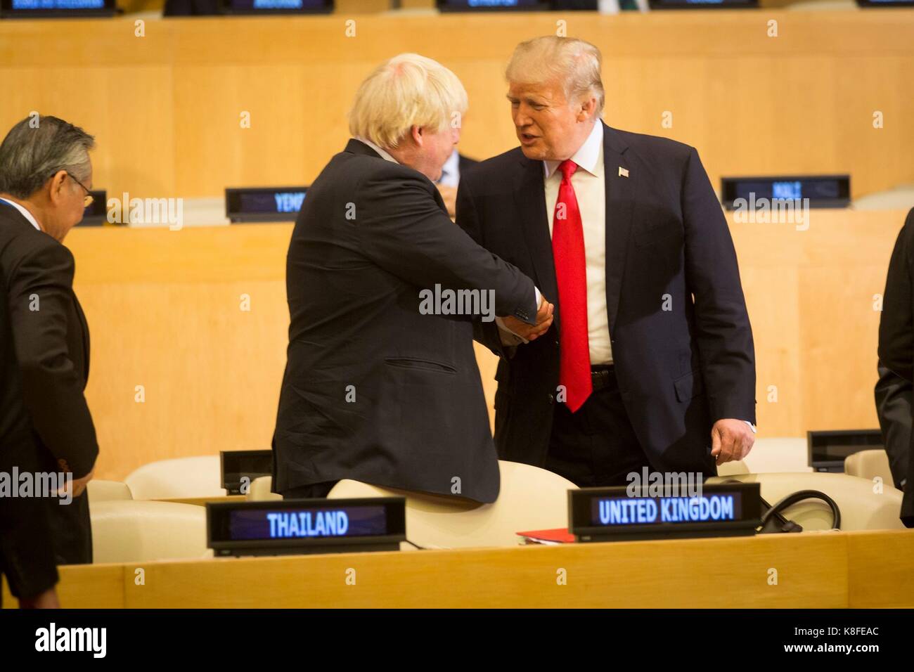 Il presidente statunitense Donald Trump, destra stringe la mano con il segretario di Stato britannico per gli affari esteri e del commonwealth boris johnson prima di iniziare una sessione su 'reformando delle Nazioni Unite: gestione, sicurezza e sviluppo " riunione durante la 72a sessione dell'assemblea generale delle Nazioni Unite il 18 settembre 2017 a New York City. Foto Stock