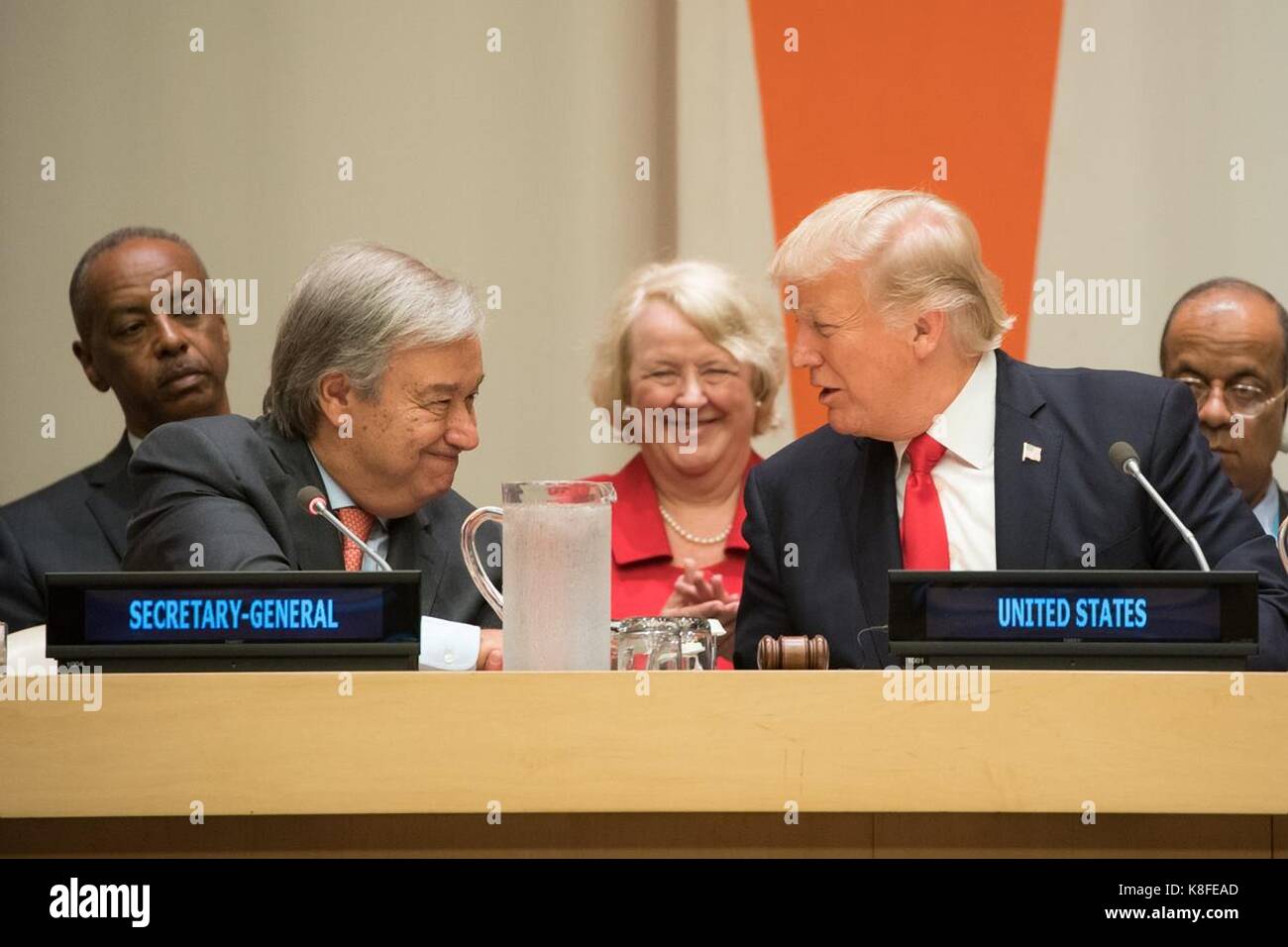 Il presidente statunitense Donald Trump, destra stringe la mano con il segretario generale delle Nazioni Unite Antonio Guterres prima di iniziare una sessione su 'reformando delle Nazioni Unite: gestione, sicurezza e sviluppo " riunione durante la 72a sessione dell'assemblea generale delle Nazioni Unite il 18 settembre 2017 a New York City. Foto Stock