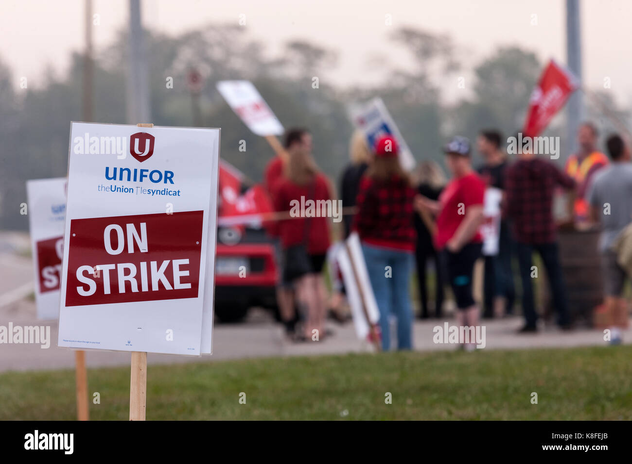 Ingersoll, Ontario, Canada. Xix Sep, 2017 lavoratori di unifor 88 locali a piedi i picchetti di fronte alla cami impianto di assemblaggio in ingersoll,., sett., 19, 2017. I lavoratori in sciopero 17 settembre 2017 dopo i quattro anni di contratto scaduto. Credito: mark spowart/alamy live news Foto Stock