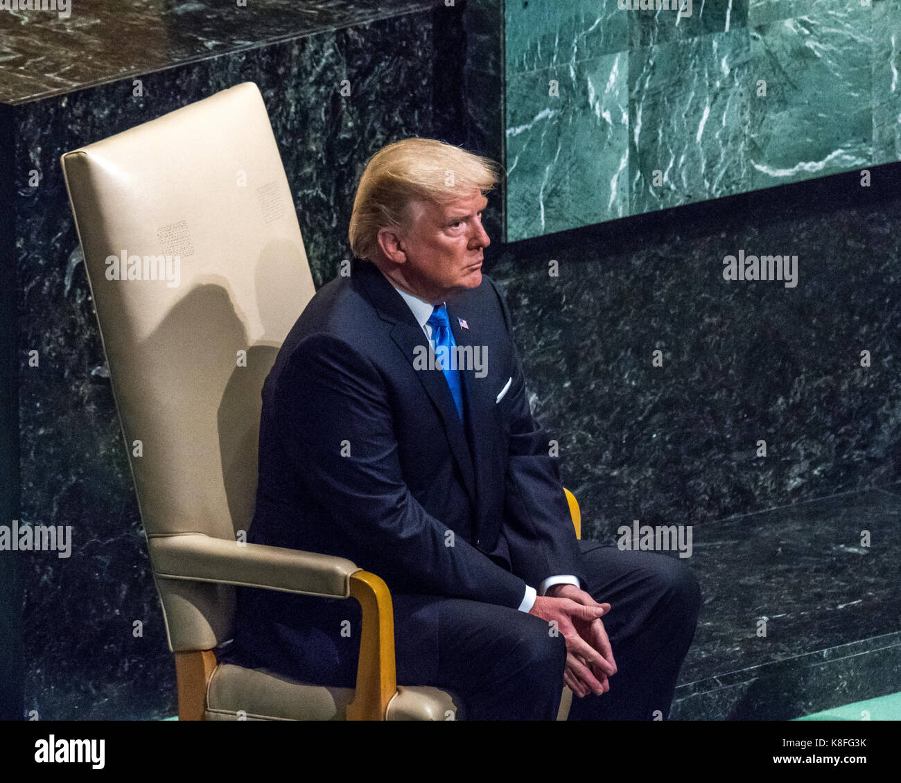 New York, Stati Uniti d'America, 19 settembre, 2017. Il Presidente degli Stati Uniti, Donald Trump è in attesa in una sedia di protocollo prima di affrontare la sessione di apertura del 72st Assemblea Generale delle Nazioni Unite a New York il 17 settembre 2017. Trump usato il suo primo discorso all'ONU. Assemblea generale per condannare la Corea del Nord e Iran. Enrique Shore/Alamy Live News Foto Stock