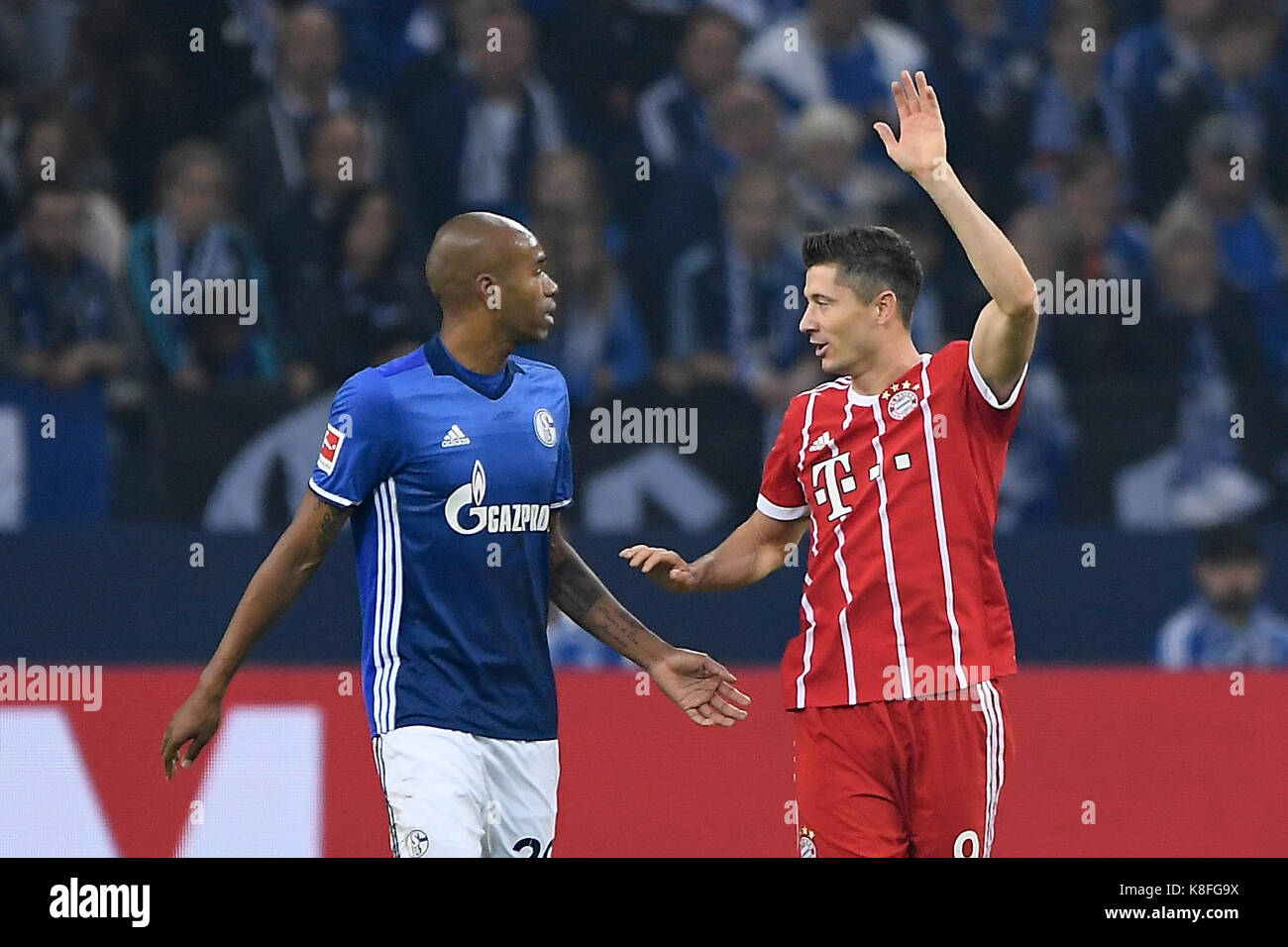 Gelsenkirchen, Germania. 19 Settembre 2017. (S04, l.) nach dem Tor zum 0:1 mit Taukaueren (FCB, r.) ueber die Schiedsrichter-Entscheidung. GES/ Fussball/ 1. Bundesliga: Schalke 04 - FC Bayern Monaco, 19.09.2017 Calcio: Bundesliga: Schalke 04 vs FC Bayern Monaco, Località, 19 settembre 2017 | Verwendung weltweit Credit: dpa/Alamy Live News Foto Stock