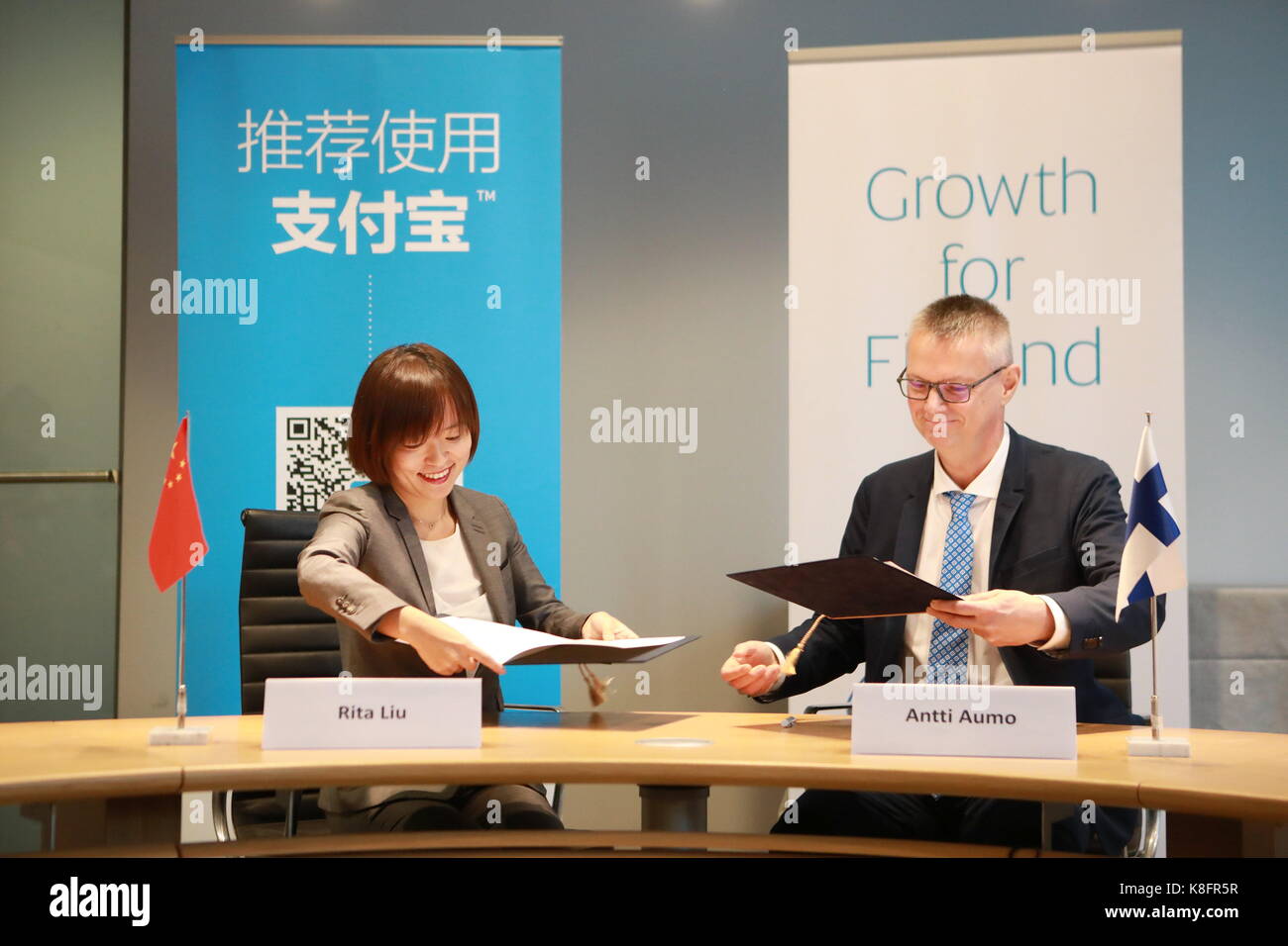 (170920) -- helsinki, sept. 20, 2017 (Xinhua) -- rita liu (l), alipay chief in Europa, e antti aumo, vice presidente di finpro, scambio documenti firmati a Helsinki in Finlandia, sept. 18, 2017. Il cinese digitale piattaforma di pagamento alipay ha ottenuto l'approvazione da parte di autorità finlandesi per promuovere l'uso del metodo di pagamento. finpro, un'organizzazione ombrello comprendente settori che promuovono il turismo, degli investimenti e delle esportazioni per la Finlandia, firmato un memorandum of understanding (MOU) con alipay il lunedì per migliorare la cooperazione. (Xinhua/li jizhi) (HY) Foto Stock