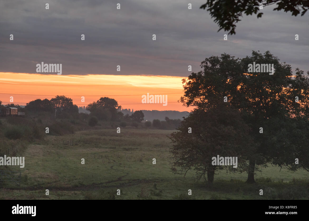 Fiume nene, Peterborough, CAMBRIDGESHIRE, Regno Unito. Trentesimo Sep, 2017. uk meteo: fine autunno meteo con le magie di sole in Inghilterra orientale con una piccola possibilità di pioggia. temperatura massima di 18 gradi celsius. sunrise oltre il fiume Nene Valley, stibbington, CAMBRIDGESHIRE, uk credit: wansfordphoto/alamy live news Foto Stock