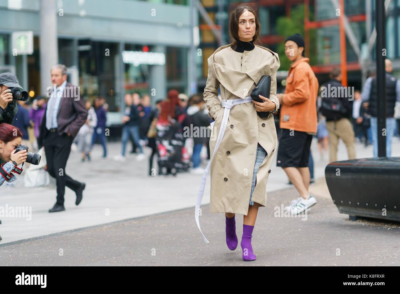 Blogger erika boldrin che pongono al di fuori del Christopher Kane pista visualizza durante la London Fashion Week - Settembre 18, 2017 - foto: pista manhattan/grazia lunn ***per solo uso editoriale*** | verwendung weltweit Foto Stock