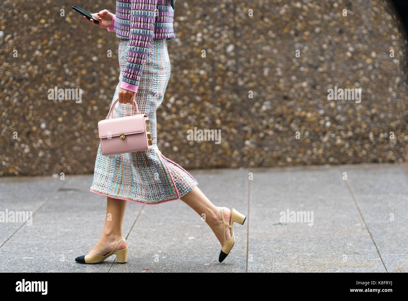 Un elegante showgoer ponendo al di fuori del Christopher Kane pista visualizza durante la London Fashion Week - Settembre 18, 2017 - foto: pista manhattan/grazia lunn ***per solo uso editoriale*** | verwendung weltweit Foto Stock