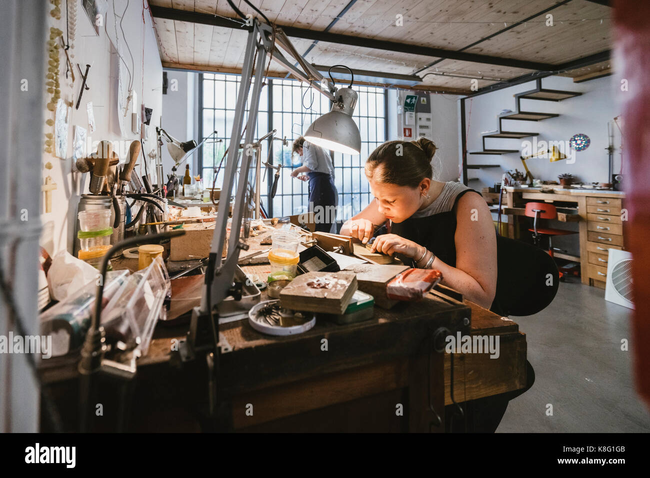 Il gioielliere femmina metallo incisione al banco di lavoro Foto Stock