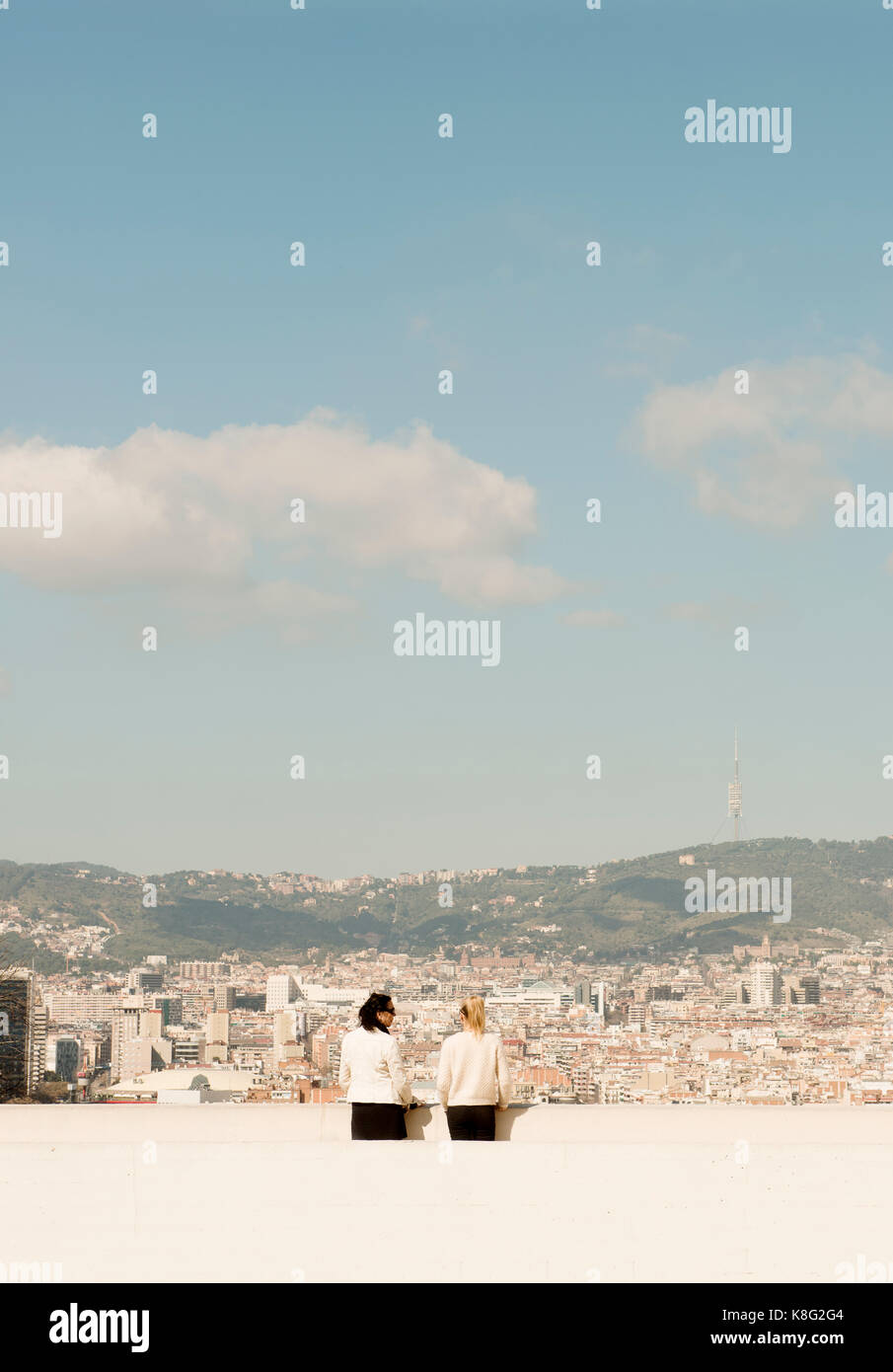 Vista posteriore della femmina di turisti in cerca su cityscape, Barcellona, Spagna Foto Stock