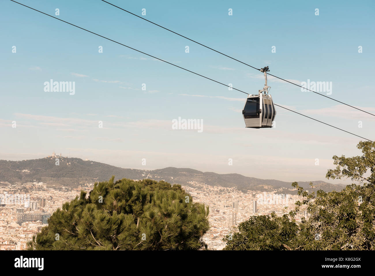 Vista in elevazione del paesaggio urbano e la funivia, Barcellona, Spagna Foto Stock
