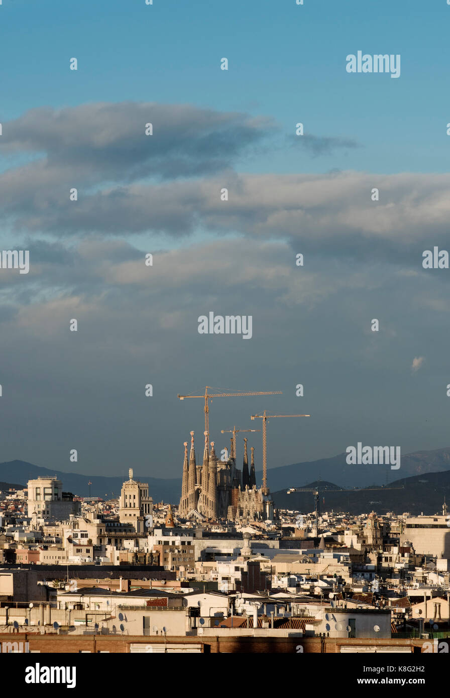 Paesaggio urbano vista con la sagrada familia e la costruzione di gru, Barcellona, Spagna Foto Stock