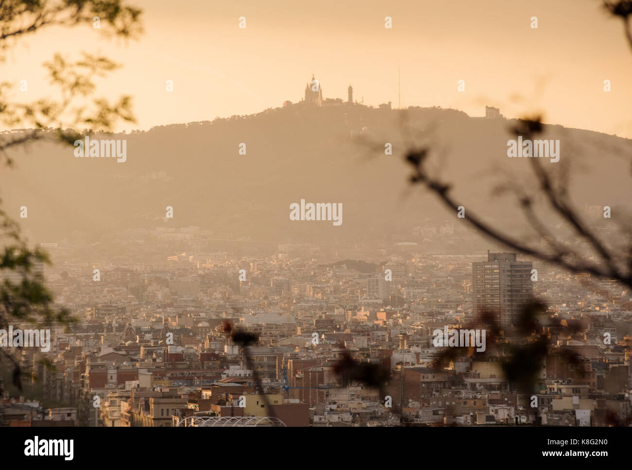Paesaggio urbano elevati vista di tibidabo dal Montjuic, Barcellona, Spagna Foto Stock