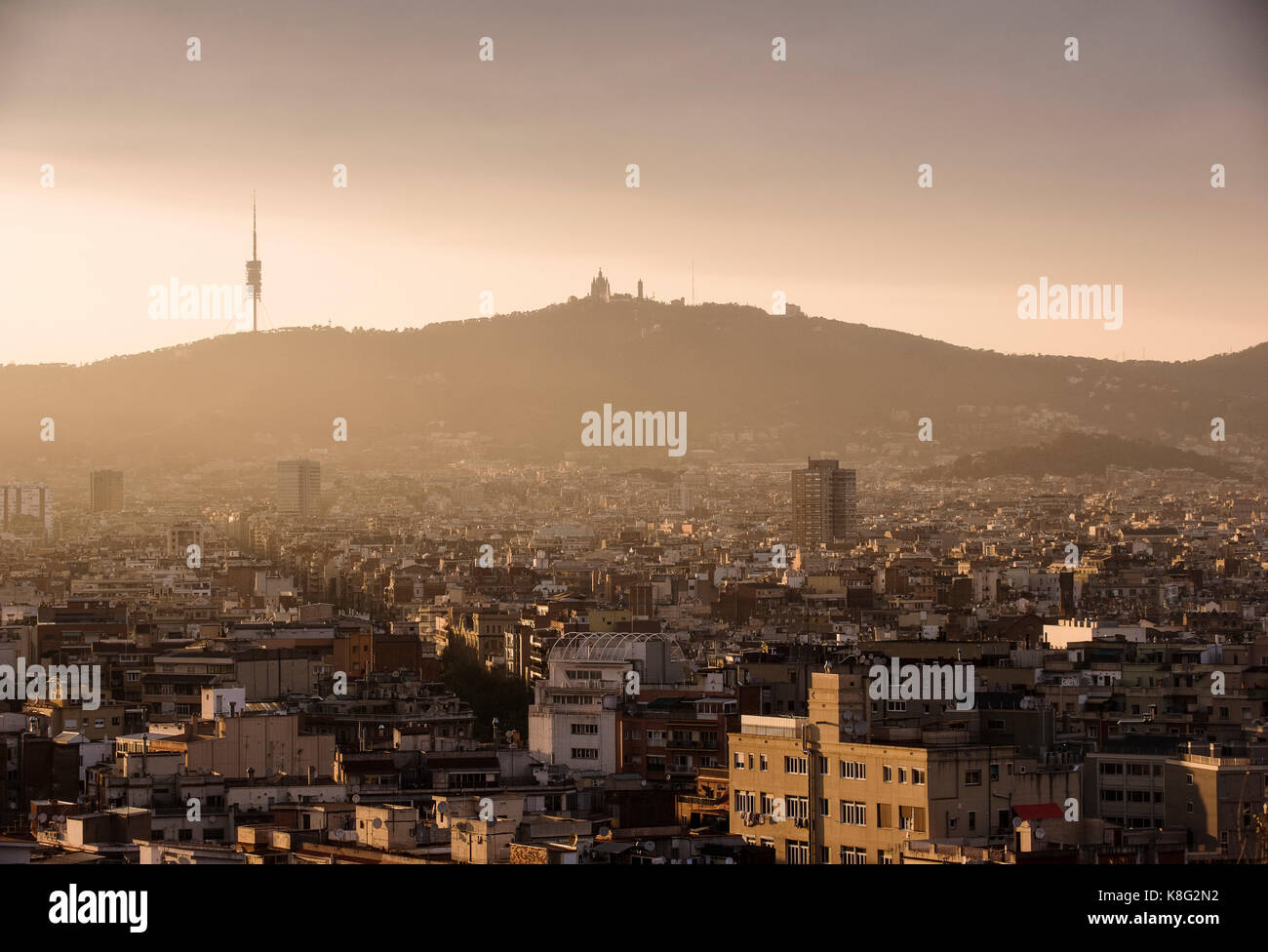 Paesaggio urbano elevati vista di tibidabo dal Montjuic, Barcellona, Spagna Foto Stock