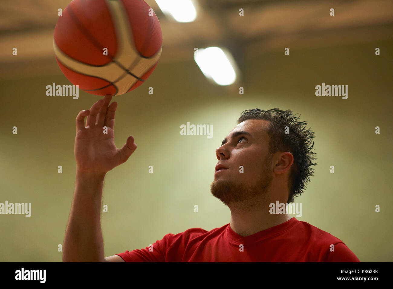 Studente di pallacanestro di bilanciamento sulla punta delle dita Foto Stock