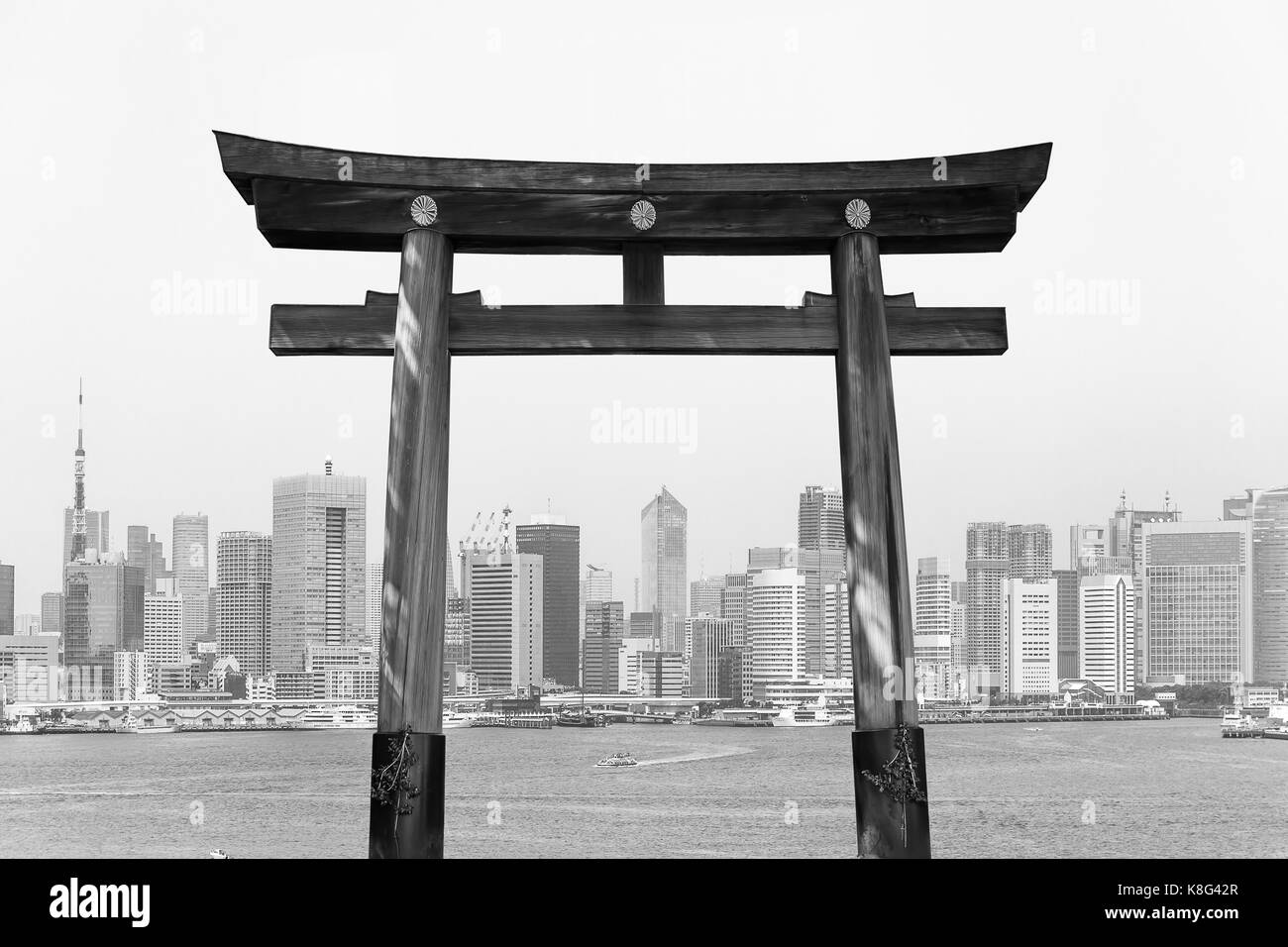 Tokyo, Giappone - maggio 2,2017: l ingresso al Santuario con la tokyo del fiume alti edifici in background. Foto Stock