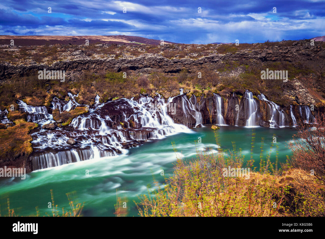 Hraunfossar, una serie di cascate versando in fiume hvita, borgarfjordur, western Islanda Foto Stock