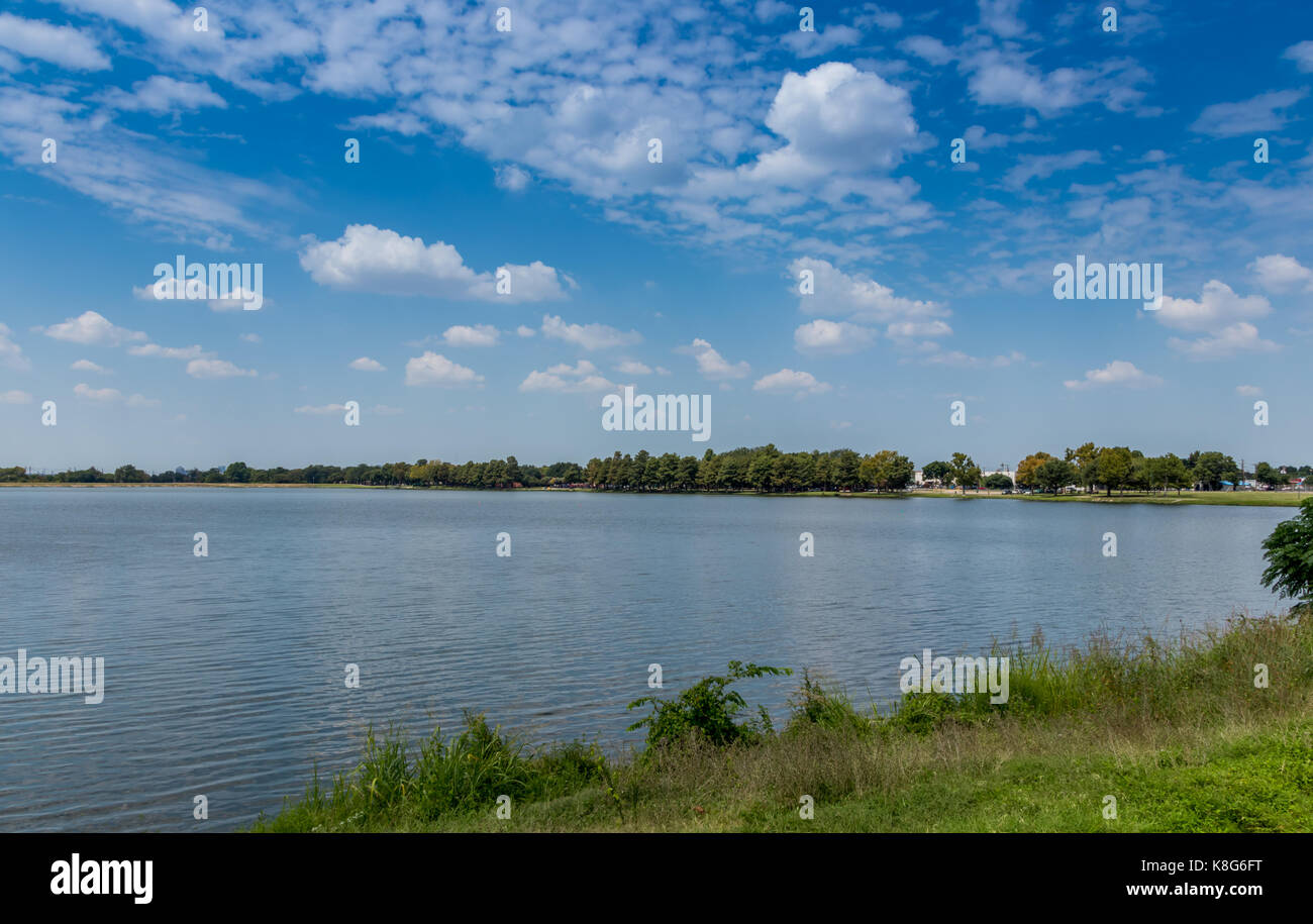 Bachman lago di Dallas, TX e il Cielo di estate Foto Stock