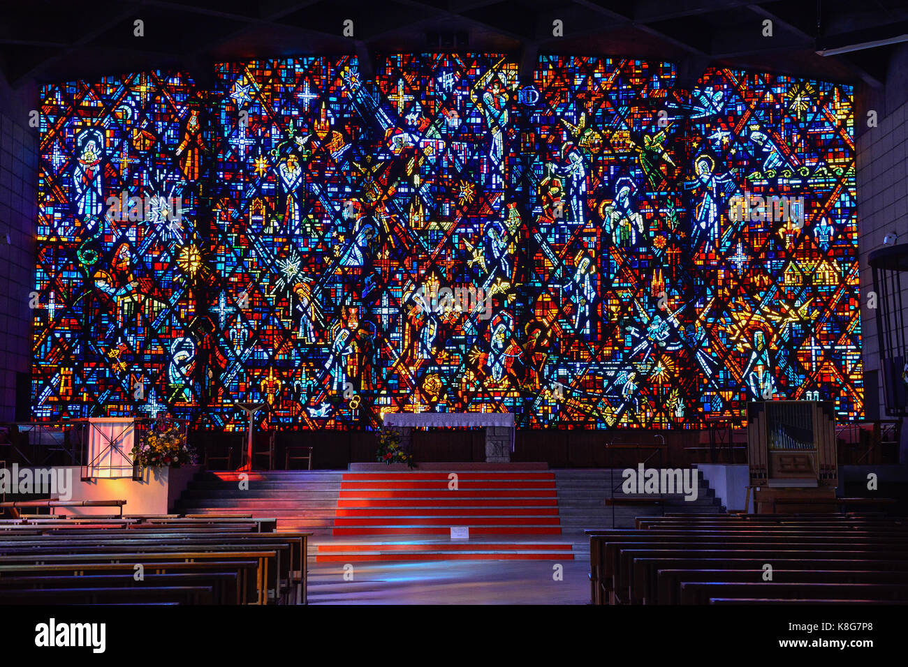 Epinal (Francia nord-orientale): la chiesa di Notre Dame-au-Cierge con il tetto di vetro 'Scenes dalla vita della Vergine Maria", il lavoro di Gabriel Loire, st Foto Stock