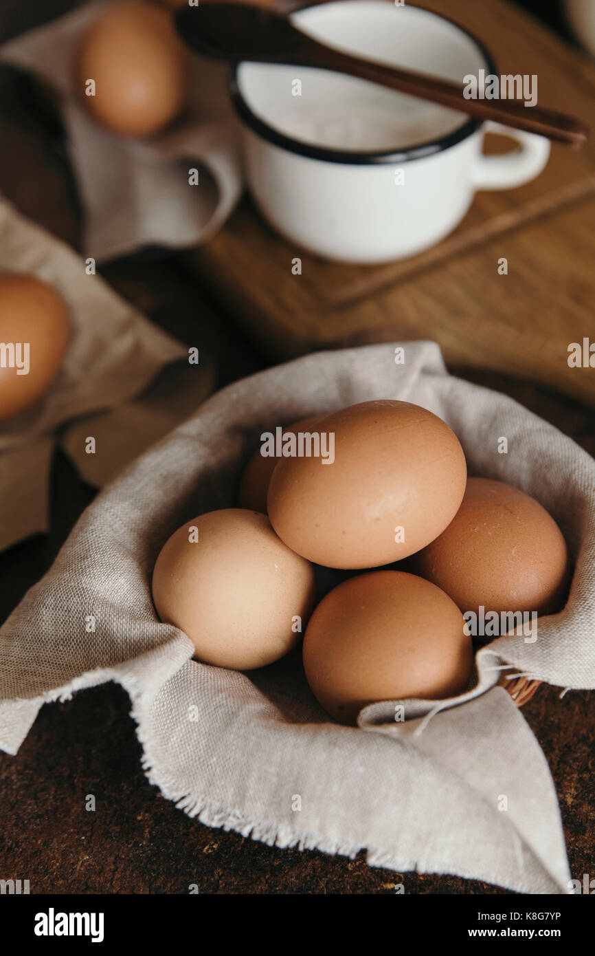 Close-up di uova marrone sul tavolo Foto Stock