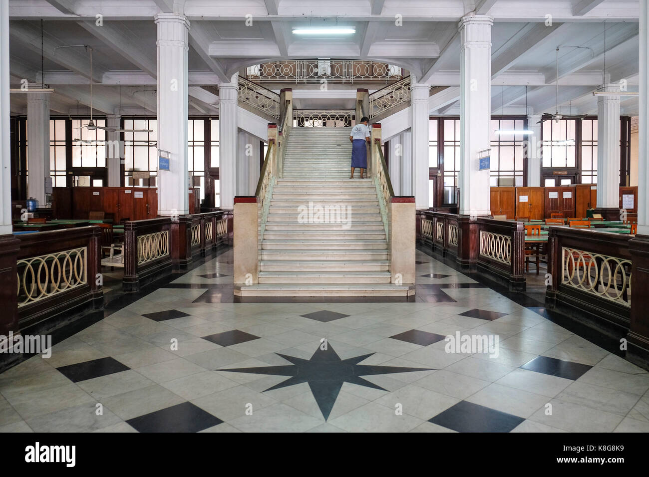 La birmania, myanmar: era coloniale edifici a Yangon (ex Rangoon). L'interno di un edificio, ex sede della flottiglia Irrawaddy Company, th Foto Stock