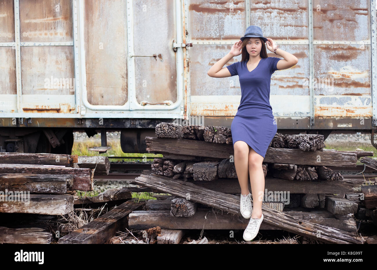 Asian thai modello lady post azione turismo vecchio treno nel buio concetto clound Foto Stock