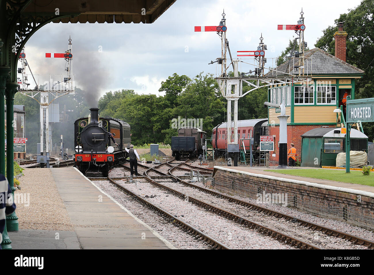 Bluebell Railway, consegnando il cartello di segnalazione a Horsted Keynes. Foto Stock