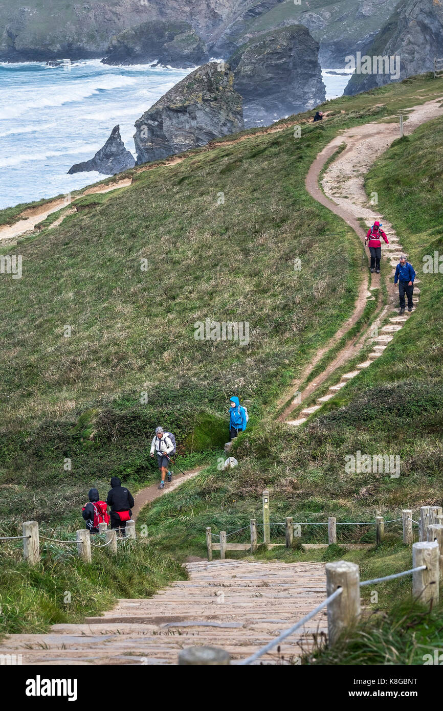 Tregurrian - walkers salendo verso l'alto e verso il basso dei gradini ripidi sulla costa sud ovest percorso in corrispondenza di Bedruthan Steps sulla North Cornwall coast. Foto Stock
