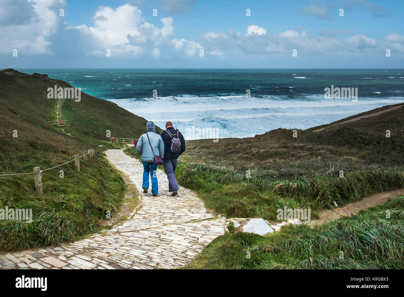 Persone che camminano giù il sentiero costiero di Bedruthan Steps sulla North Cornwall coast. Foto Stock