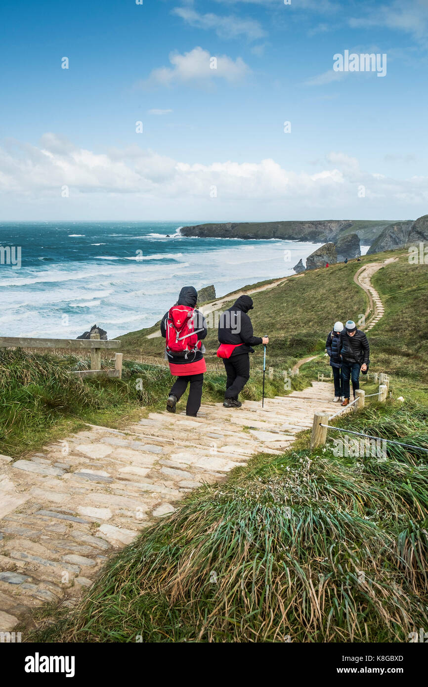 Tregurrian - walkers sulla costa sud ovest percorso in corrispondenza di Bedruthan Steps sulla North Cornwall coast. Foto Stock