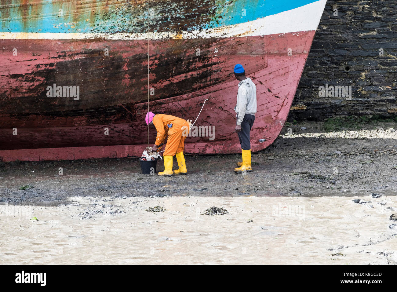 Per la riparazione navale - lo scafo di un peschereccio in riparazione in Padstow Porto sulla North Cornwall coast. Foto Stock