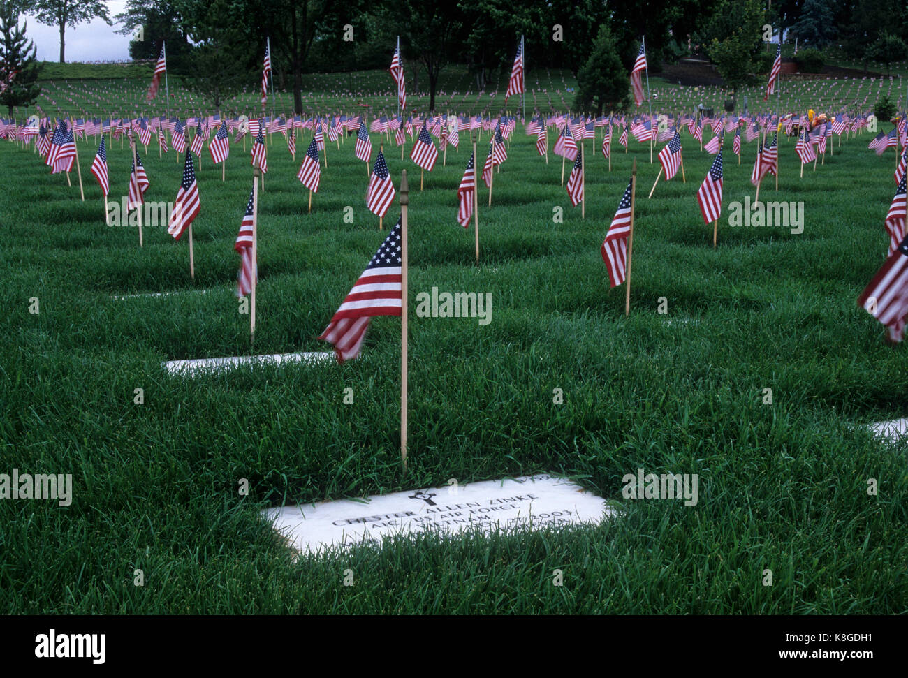 Tombe con bandierine americane, Eagle Point National Cemetery, Oregon Foto Stock