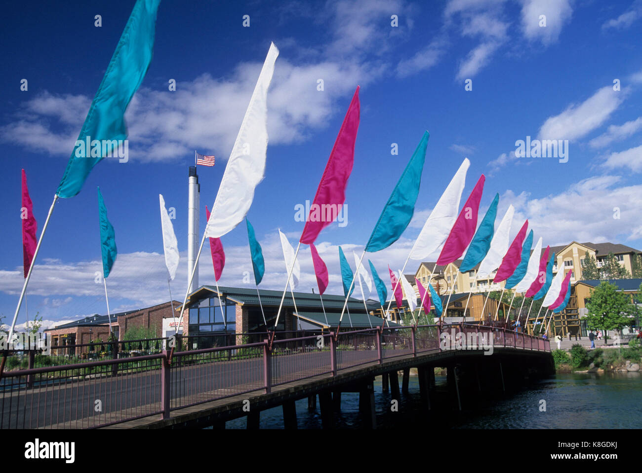 Vecchio Mulino quartiere fiume Deschutes ponte pedonale, piegare, Oregon Foto Stock