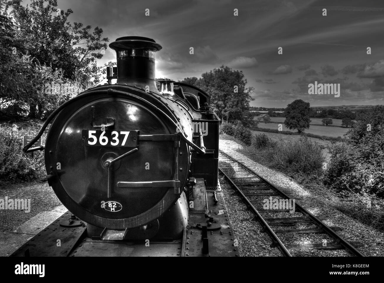 Testa sul colpo di GWR 0-6-2T n. 5637 trasporta un treno sulla East Somerset Railway, elaborata come una immagine HDR. Foto Stock