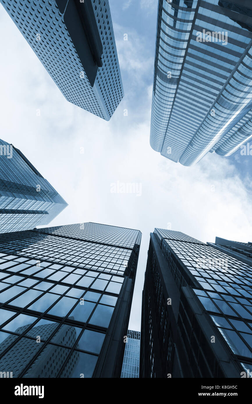 Skyline di grattacieli aziendali sotto il cielo nuvoloso, alto-aumento edifici per uffici a Hong kong city Foto Stock