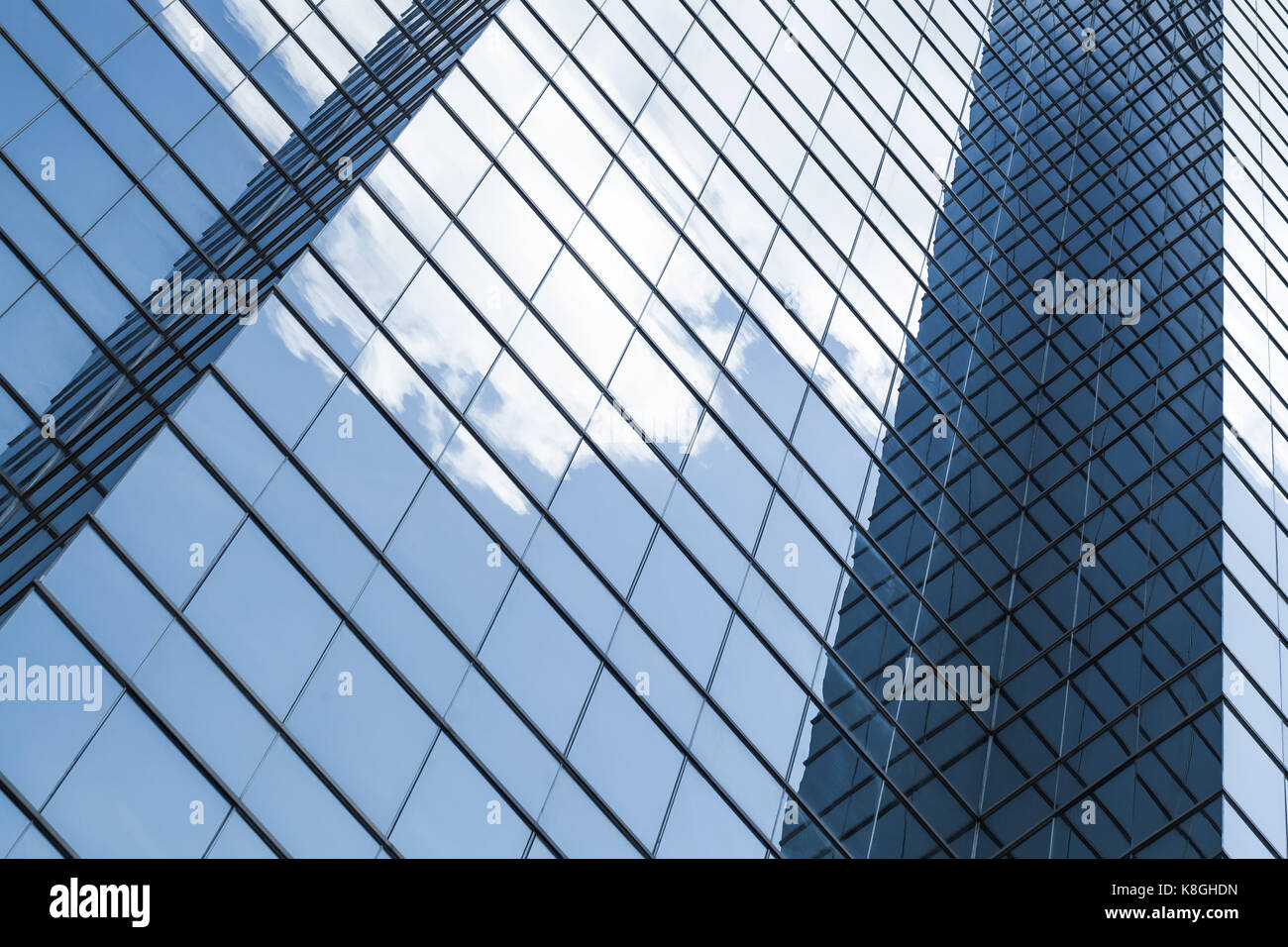 Frammento di astratta della moderna architettura aziendale, le pareti in vetro e acciaio con riflessi di cielo nuvoloso Foto Stock