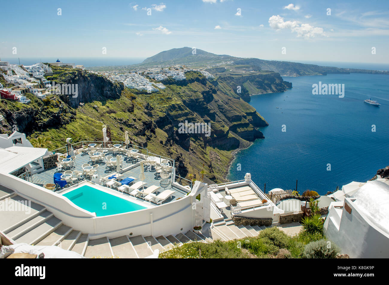 Vista del hotel la piscina e il mare, Oia - Santorini, Grecia Foto Stock