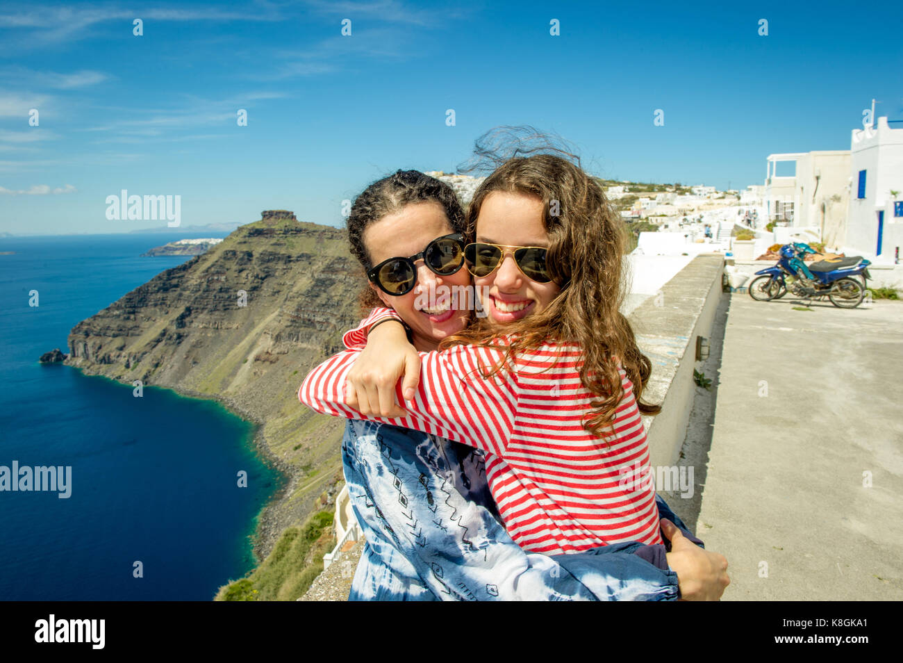 Madre e figlia abbracciava, mare in background, Oía, Santorini, Kikladhes, Grecia Foto Stock