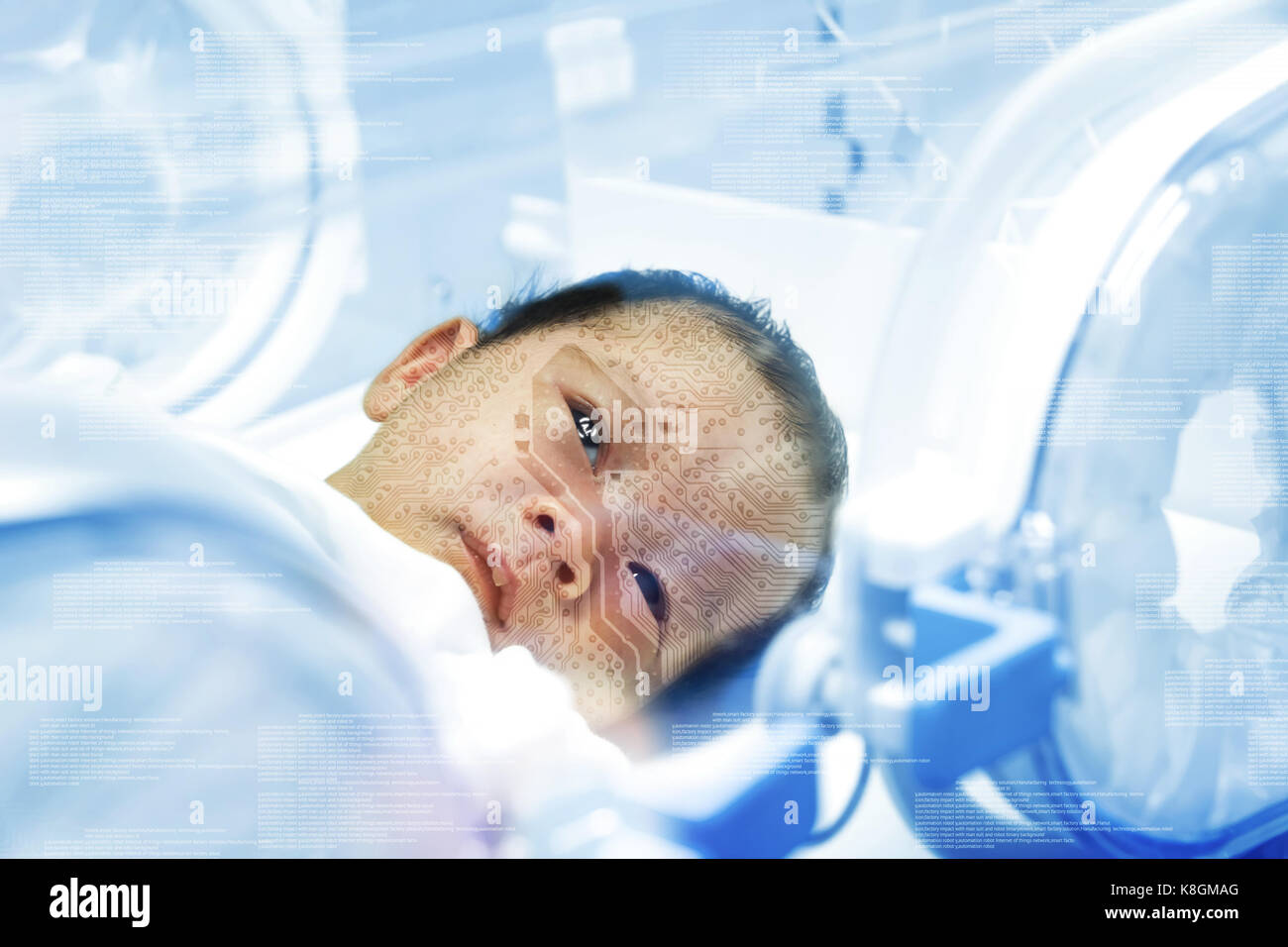 Baby sintetico , di intelligenza artificiale robot concetto tecnologico. Bambino con testo di intelligenza artificiale in eye e la scheda di circuito stampato sulla faccia. Le tonalità blu. Foto Stock
