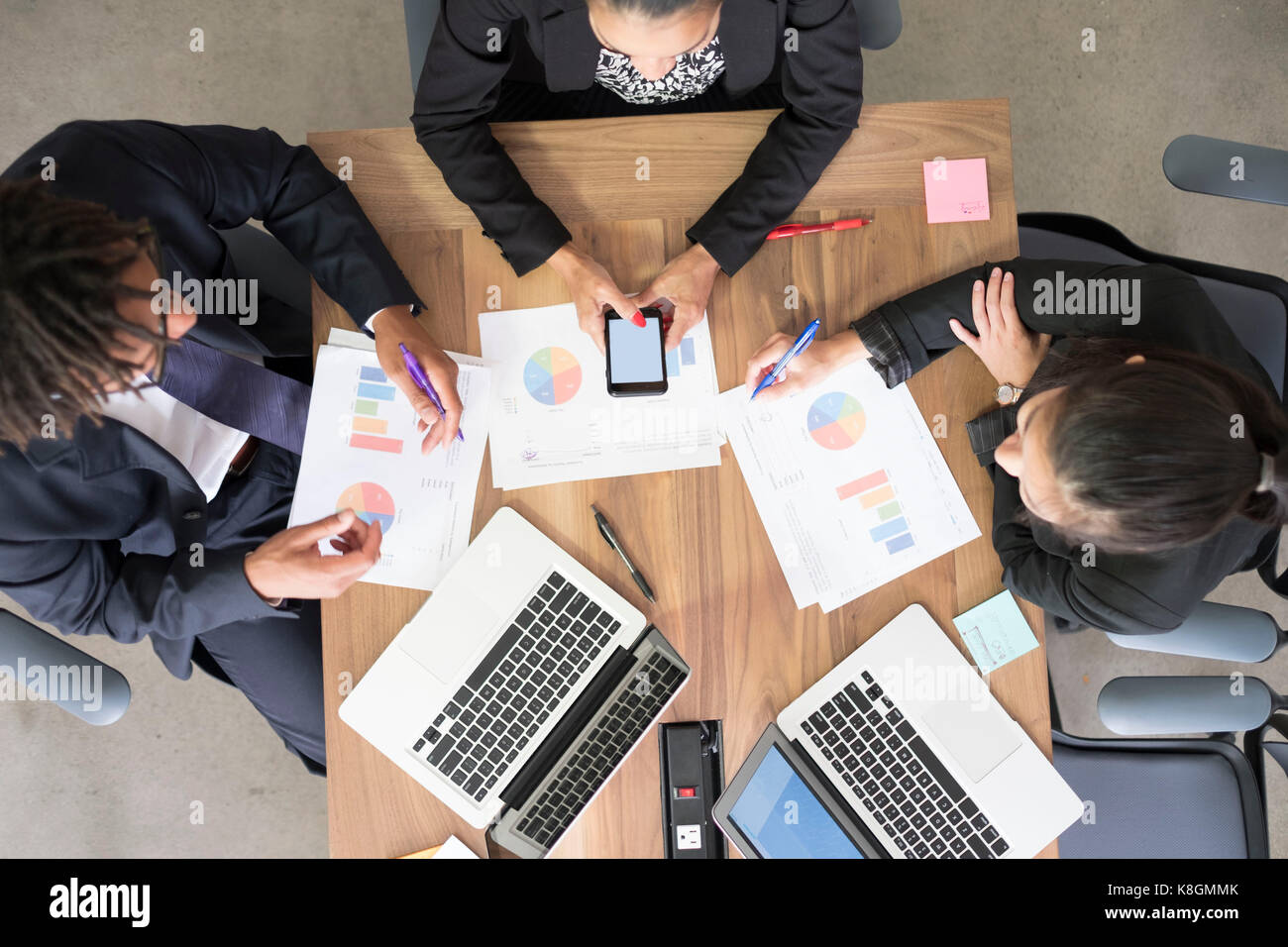 Imprenditore e imprenditrici, in office meeting, utilizzando i notebook, guardando i dati, vista aerea Foto Stock