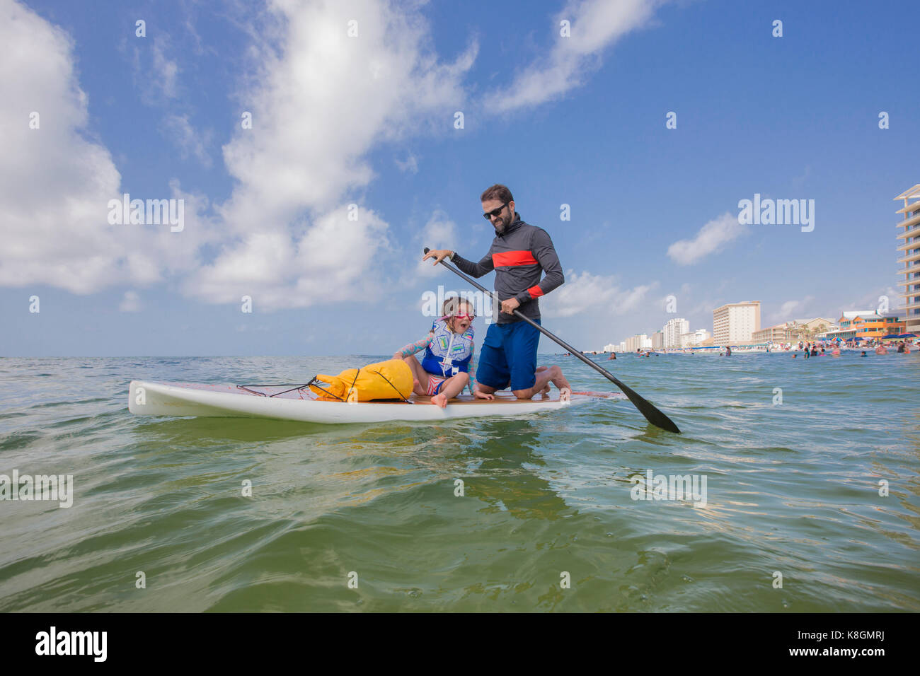 Padre e figlia paddle imbarco nel Golfo del Messico, Florida, Stati Uniti d'America Foto Stock