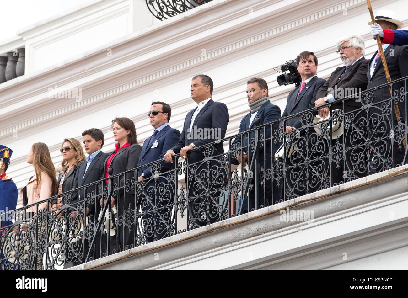 Quito, Ecuador - 27 ottobre 2015: il presidente ecuadoriano sul balcone del palazzo presidenziale durante il settimanale il cambio della guardia Foto Stock