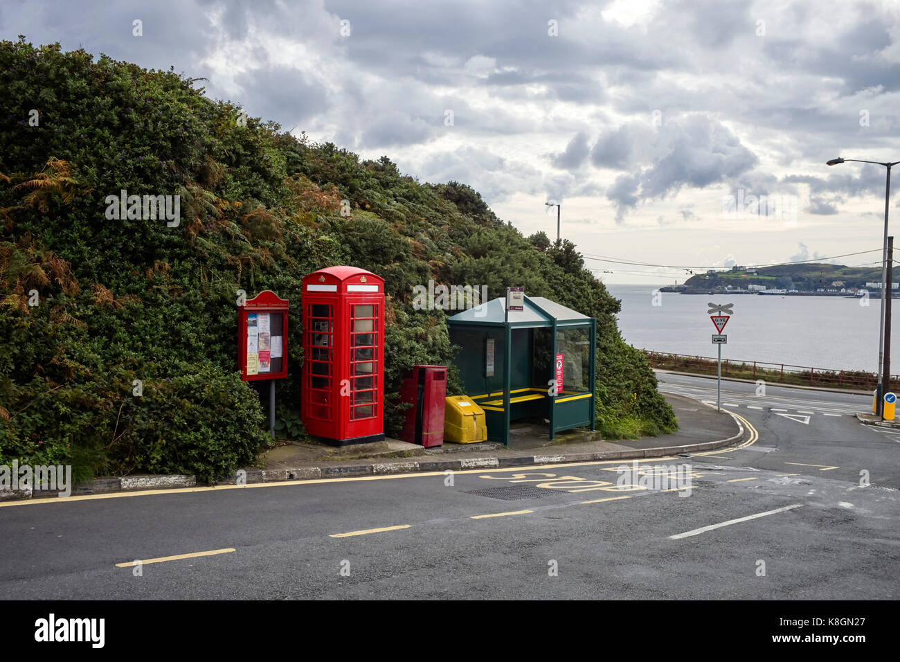 Telefono rosso scatola e fermata bus a Jack porta, Onchan, Isola di Man Foto Stock