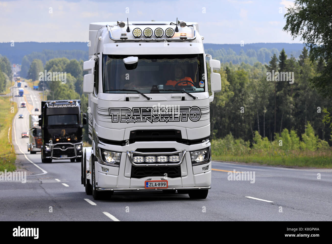 Ikaalinen, Finlandia - 10 agosto 2017: bianco e nero personalizzati di Renault  Trucks t semi trattore con accessori per luce di transmito si muove lungo  la panoramica Foto stock - Alamy