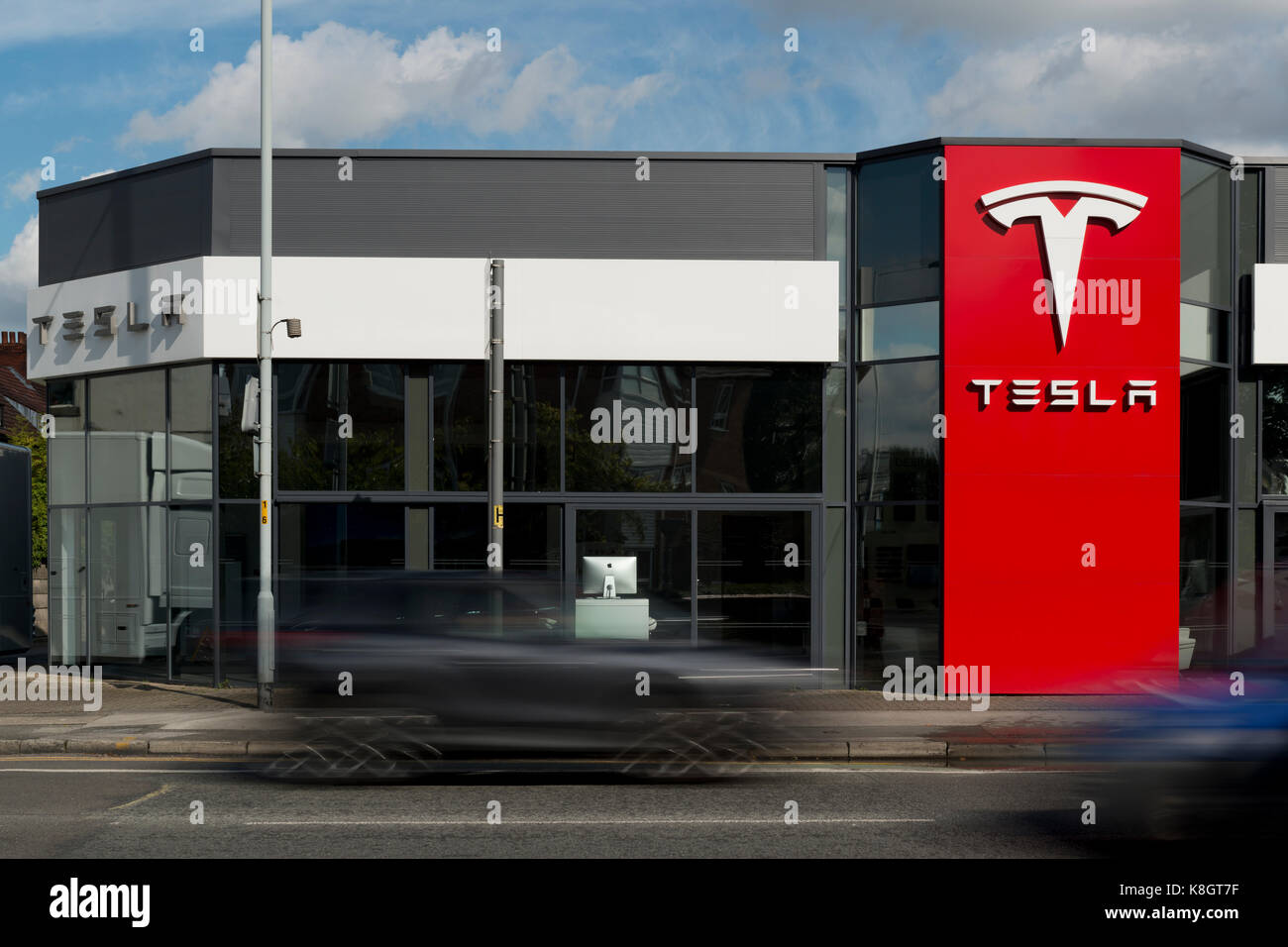 Unità di traffico passato una Tesla showroom auto situato in Heaton Cappella, sebbene elencata come South Manchester, NEL REGNO UNITO (solo uso editoriale). Foto Stock