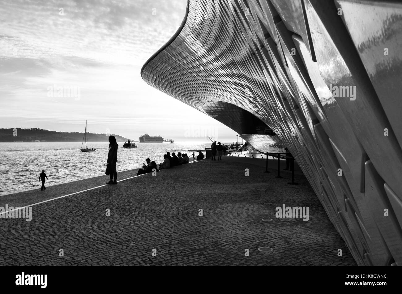 Un tramonto bianco e nero a MAAT, Lisbona Foto Stock