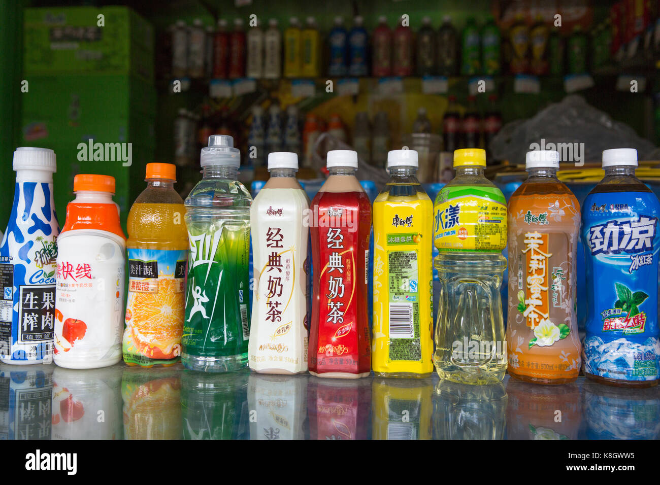 Bottiglie cinese con una bevanda con pvc stampati manicotti, Cina Foto Stock
