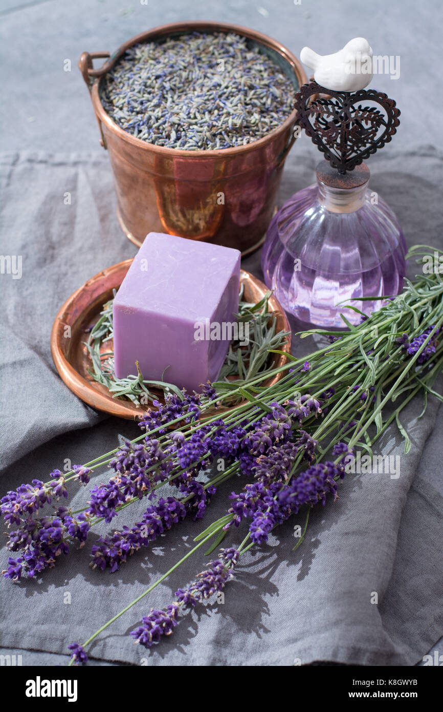 Lavanda e sapone naturale olio profumato, realizzato da freschi o secchi fiori di lavanda, aroma treathment spa e trattamenti per le donne Foto Stock